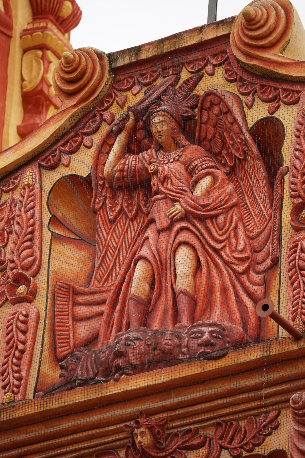 Elemento ornamental de la fachada de la Misión Franciscana de Landa